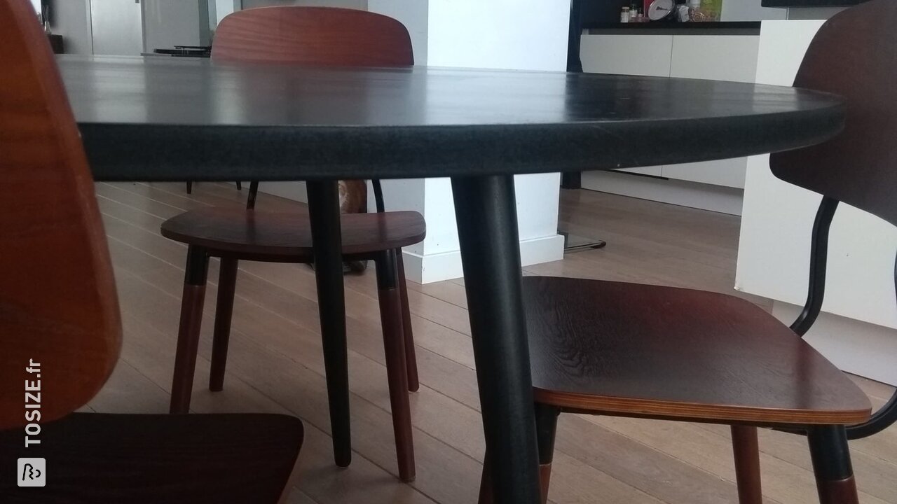 DIY: Fabriquez facilement une table à manger ronde noire, par Elin