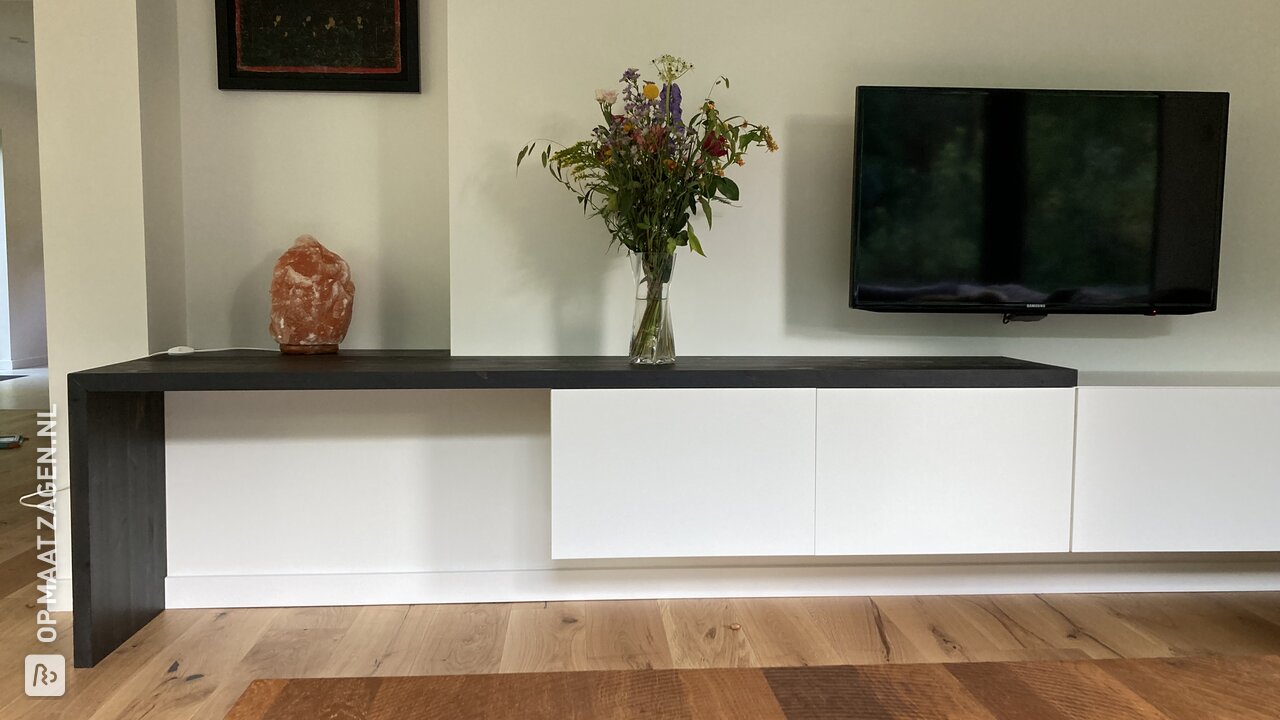 IKEA Besta hack: uitbreiding TV meubel met donkere panelen op maat, door Willem