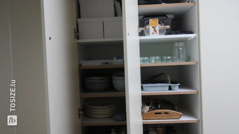 Ajout d'étagères supplémentaires au placard existant dans le grenier sous un toit en pente, par Maarten
