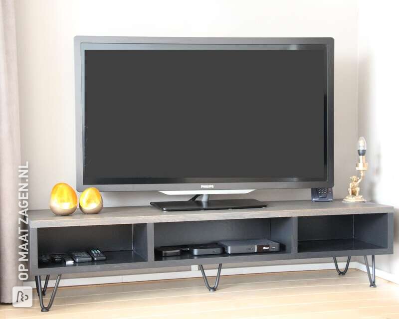 Zelf een TV-meubel op maat maken van MDF en eiken panelen op maat, door Ruud