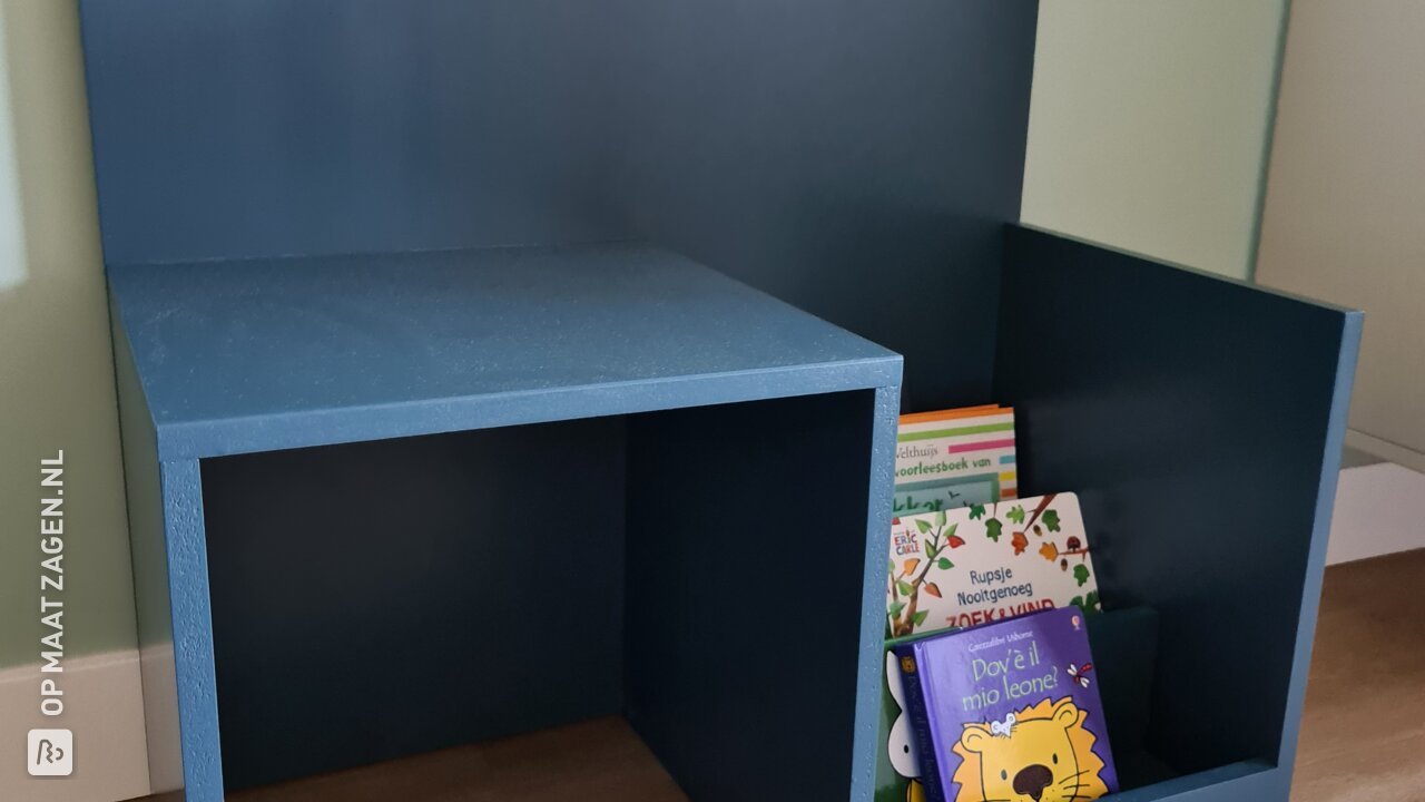 Zelfgemaakt kinderbureau inclusief boekenlade van MDF, door Rogier
