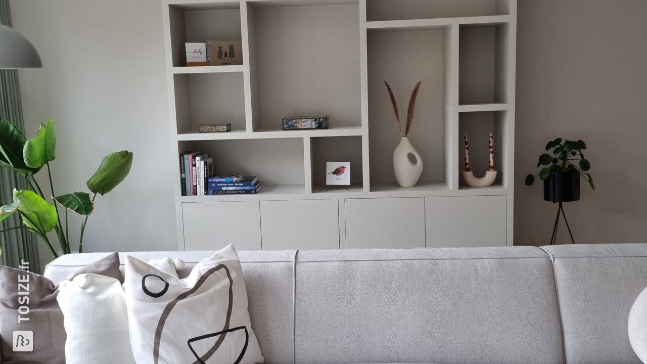 Étagères de l'armoire en MDF massif, par Danielle