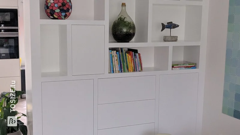 Armoire sur mesure ludique et équilibrée, par Marieke