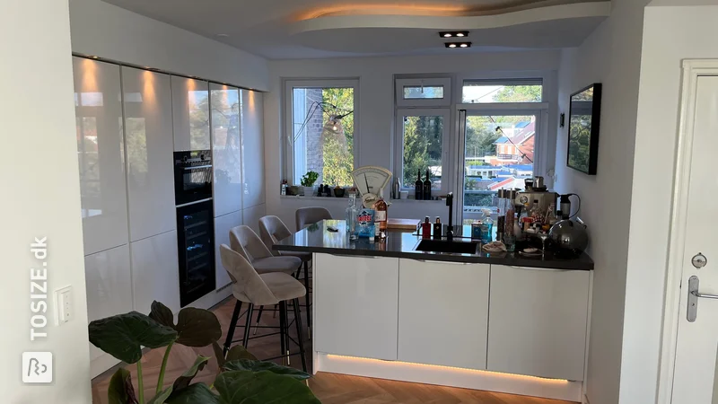 A suspended ceiling in an organic shape for the kitchen, by Preben