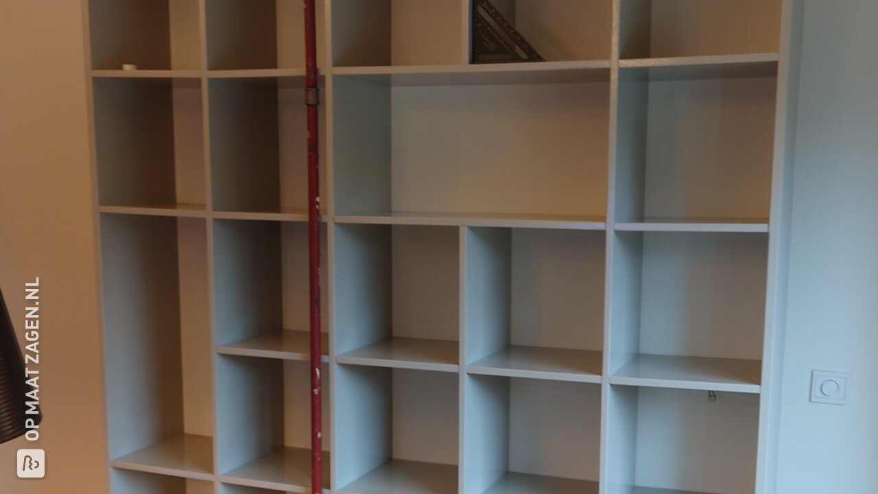 Op maat gemaakte boekenkast in hoogglans zwevend opgehangen, door Jan-Willem
