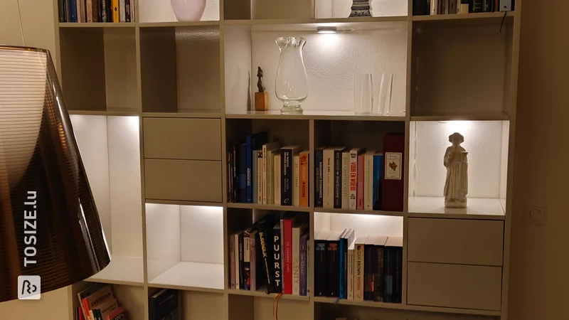Custom-made bookcase floating in high gloss, by Jan-Willem