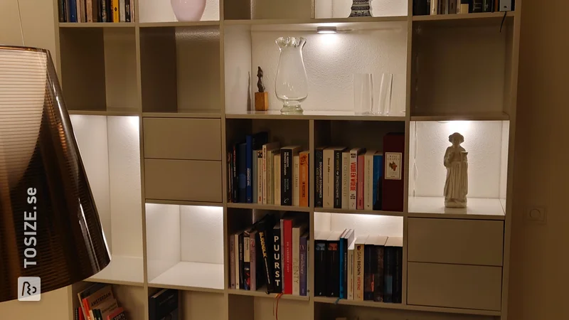 Custom-made bookcase floating in high gloss, by Jan-Willem