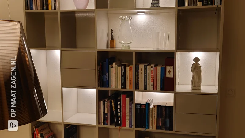 Op maat gemaakte boekenkast in hoogglans zwevend opgehangen, door Jan-Willem
