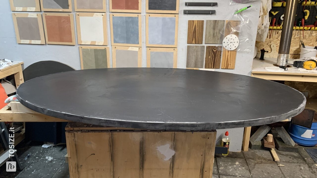 Piano del tavolo ovale rifinito con Concrete Cire, di ByMaes Dezign