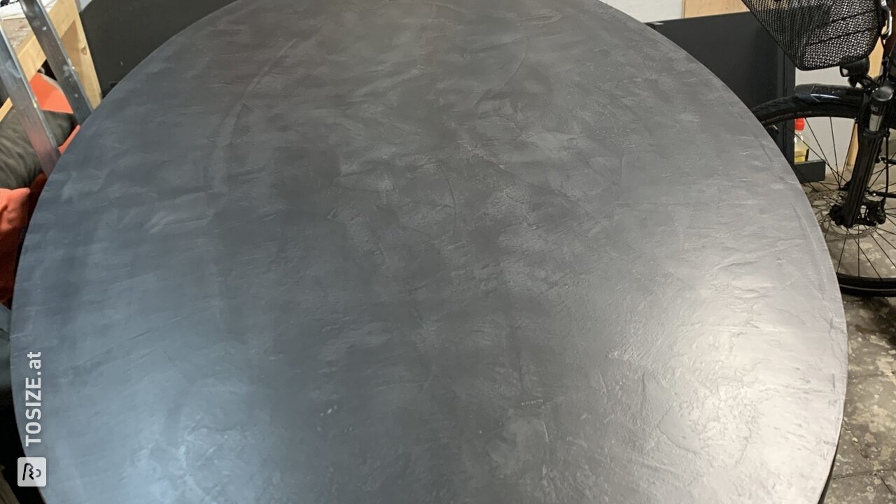 Ovale Tischplatte mit Beton Cire von ByMaes Dezign