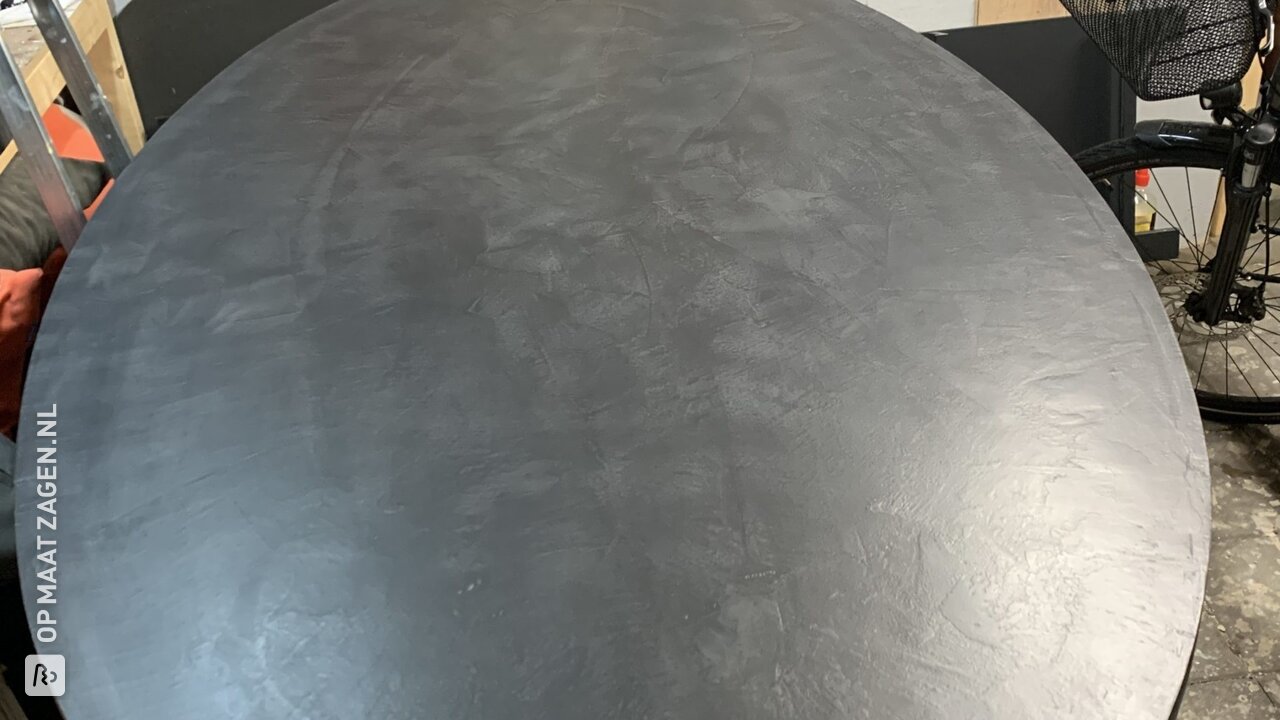 Ovaal tafelblad afgewerkt met Beton Cire, door ByMaes Dezign