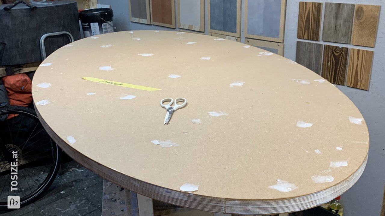 Ovale Tischplatte mit Beton Cire von ByMaes Dezign