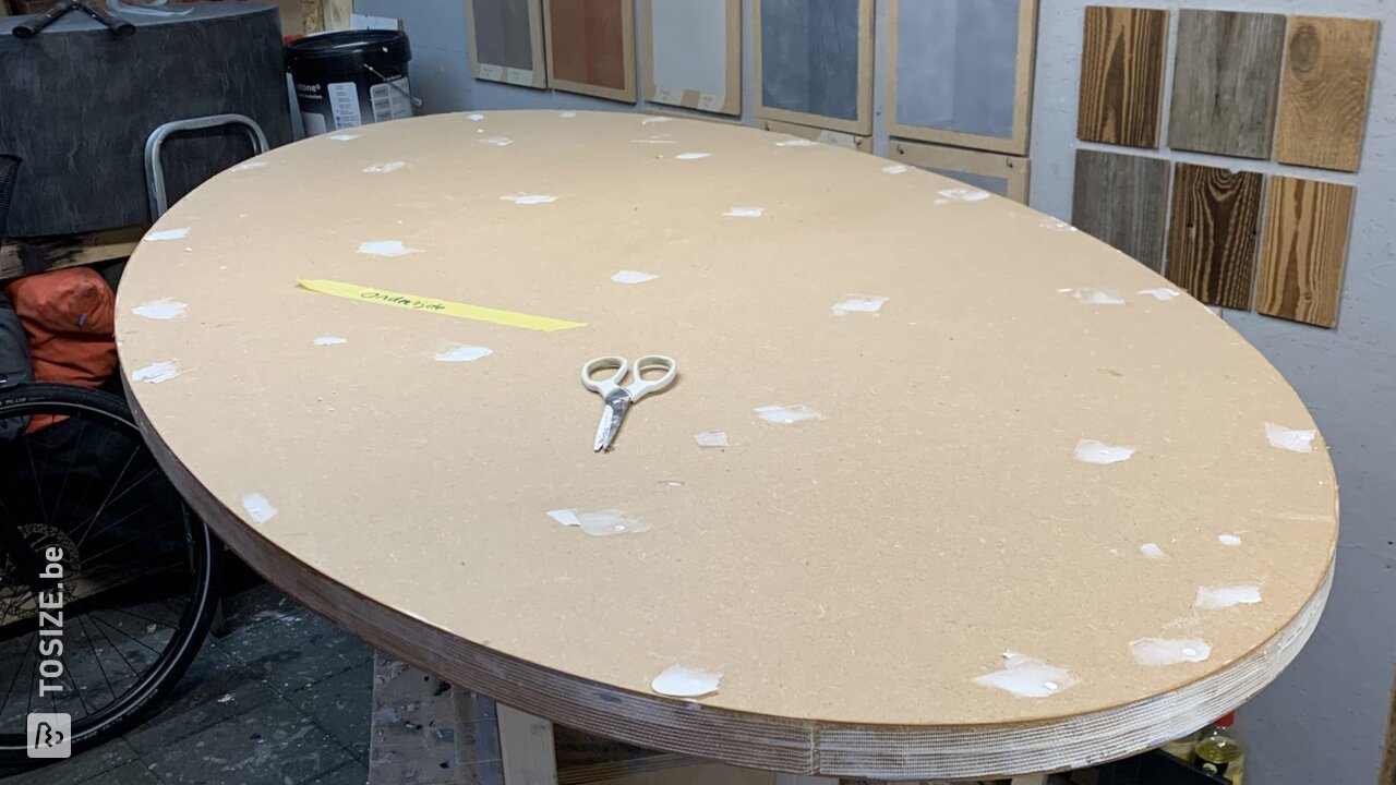 Ovaal tafelblad afgewerkt met Beton Cire, door ByMaes Dezign