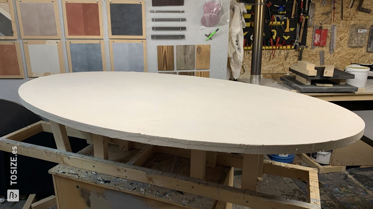 Tablero de mesa ovalado acabado con Beton Cire, de ByMaes Dezign