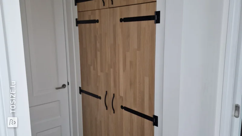 Une armoire dans le hall réalisée sur mesure et réalisée par Rob