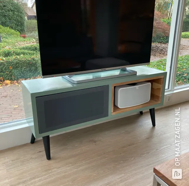 Zelf een compact TV-meubel op maat maken van multiplex en eiken ...