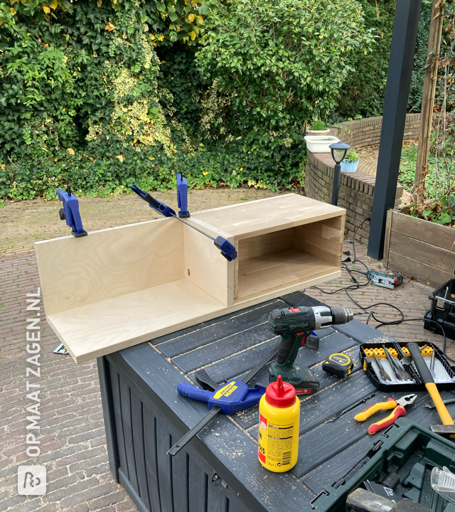Zelf een compact TV-Meubel van multiplex en eiken op maat maken, door Julius
