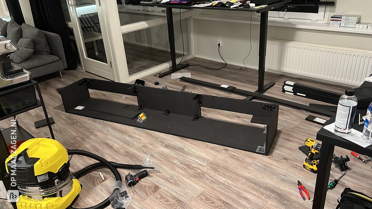 Zwart TV meubel op maat met ruimte voor speakerboxen, door Mert
