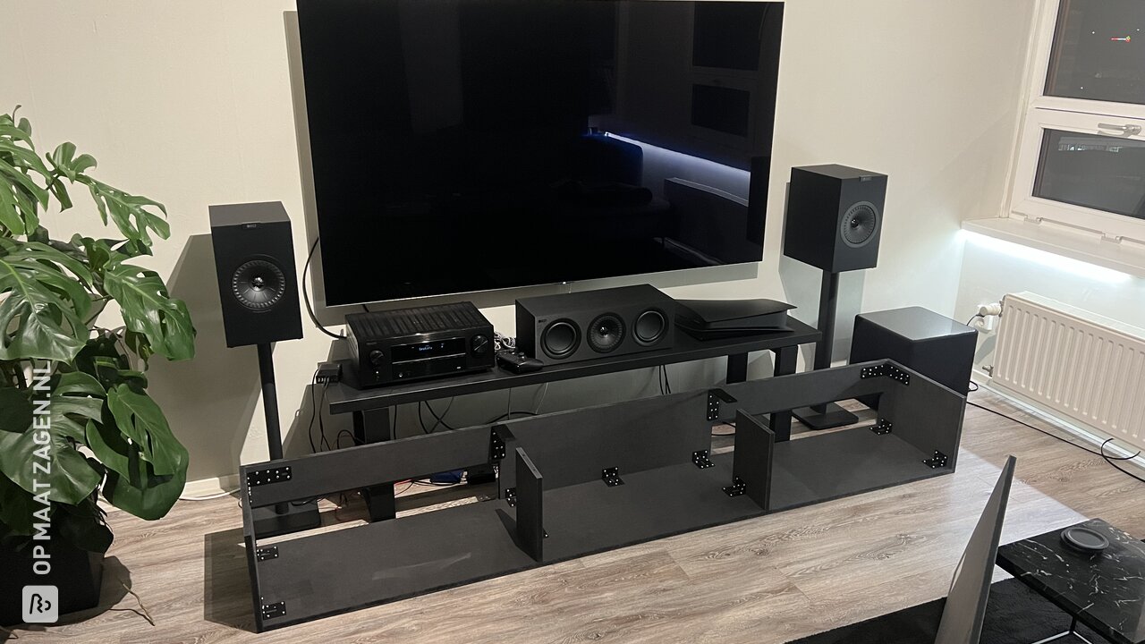 Zwart TV meubel op maat met ruimte voor speakerboxen, door Mert