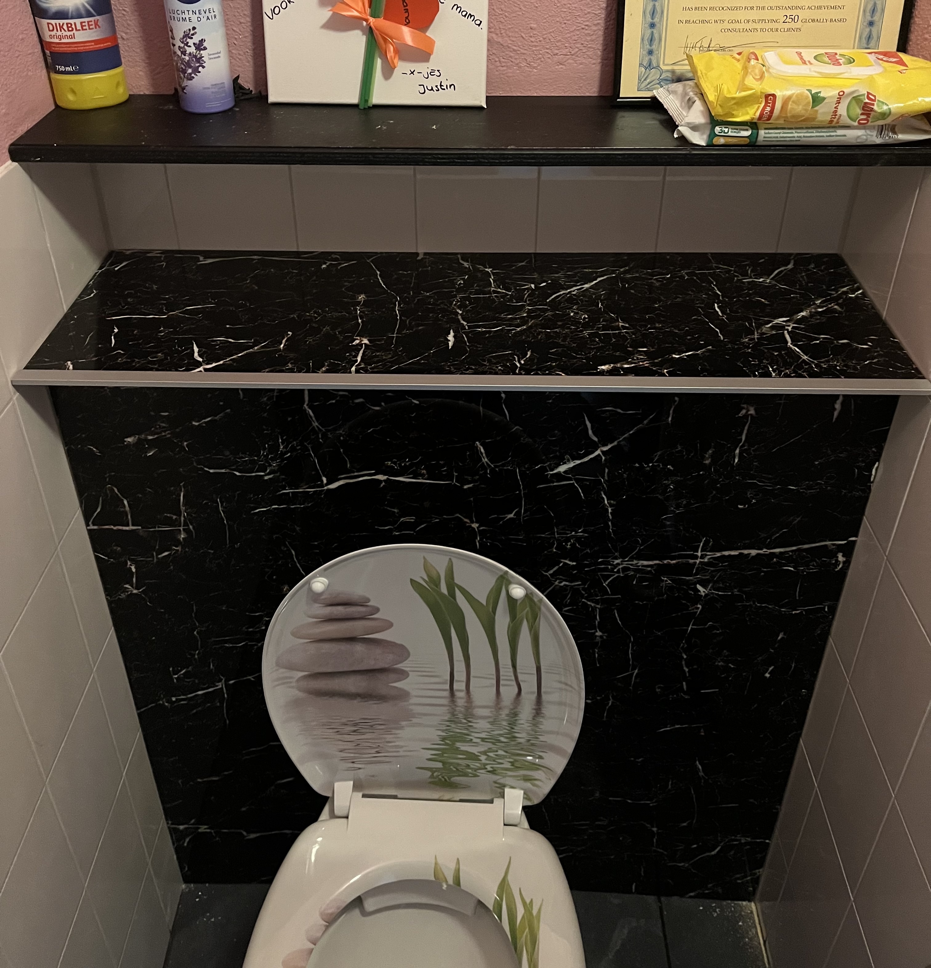Uitdaging Kinderen Motivatie Voorzetwand in WC met luxe wandpanelen in marmerlook - OPMAATZAGEN.nl