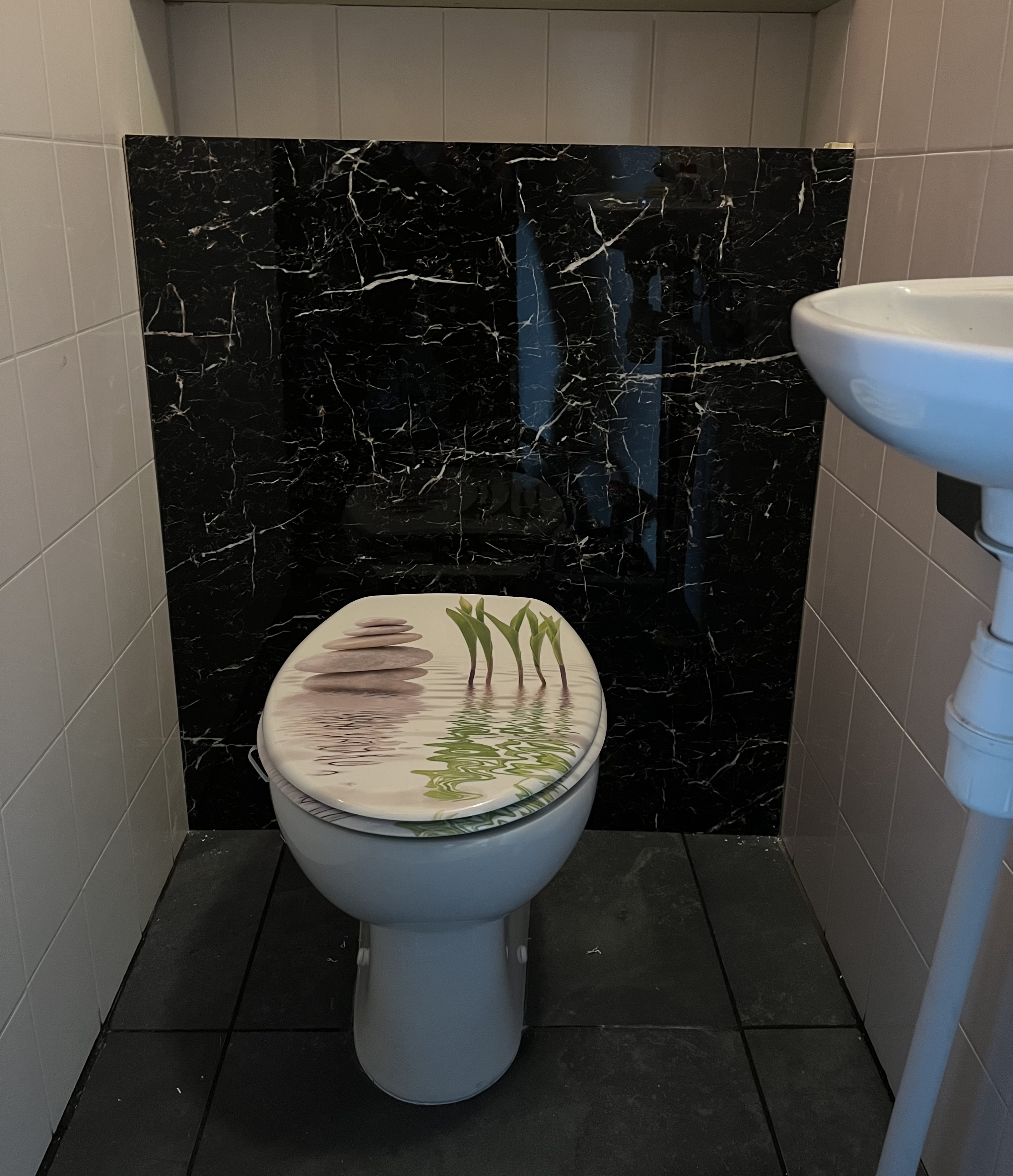 Horizontaal campagne Maar Voorzetwand in WC met luxe wandpanelen in marmerlook - OPMAATZAGEN.nl