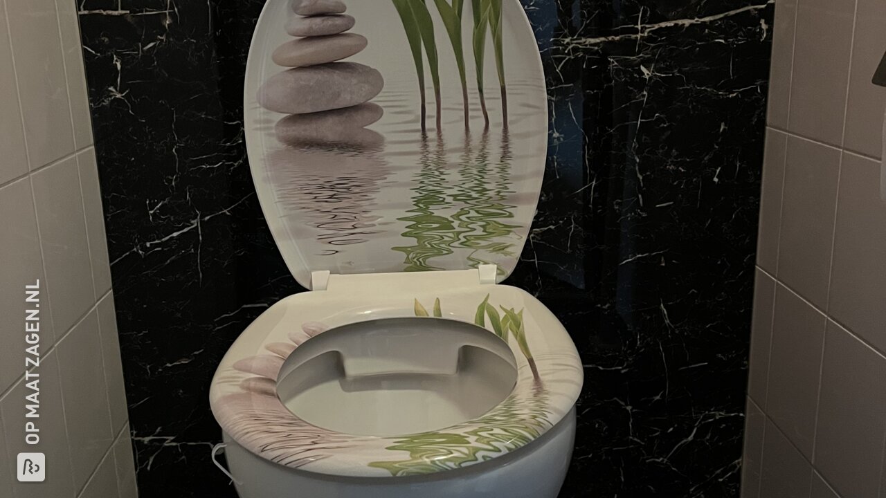 Voorzet wand toilet van luxe wandpanelen, door Ronald