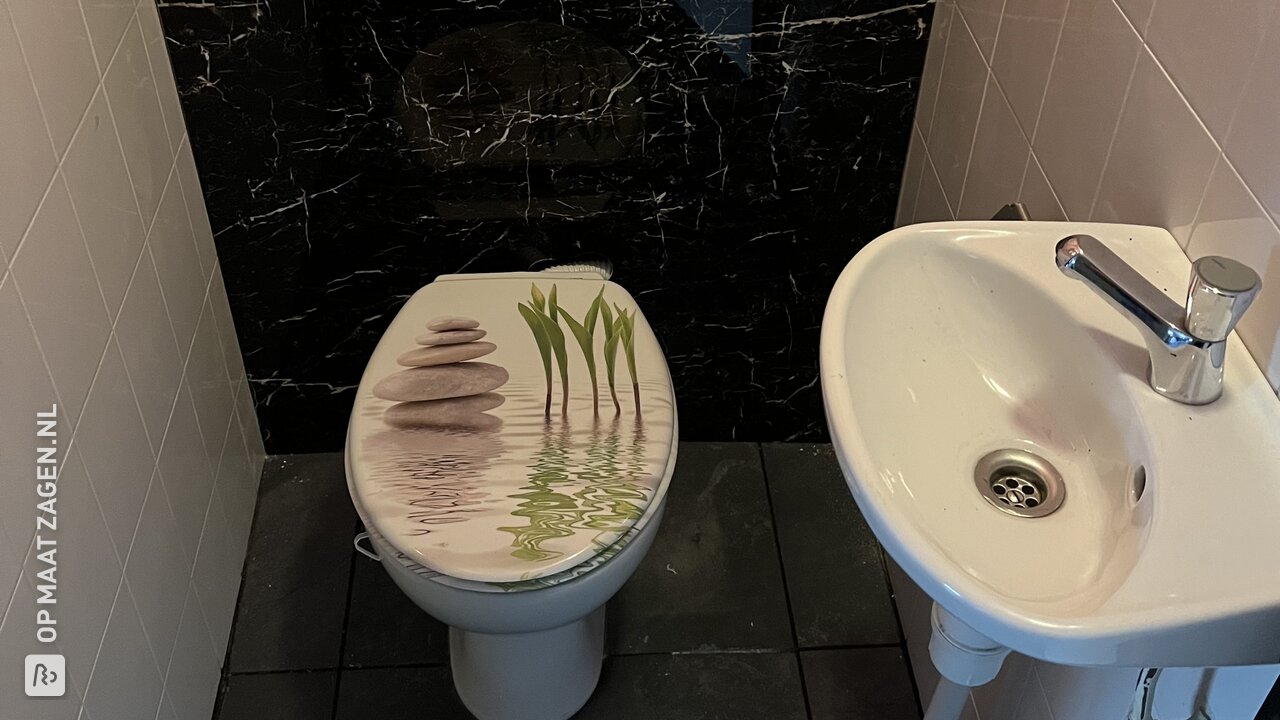 Voorzet wand toilet van luxe wandpanelen, door Ronald