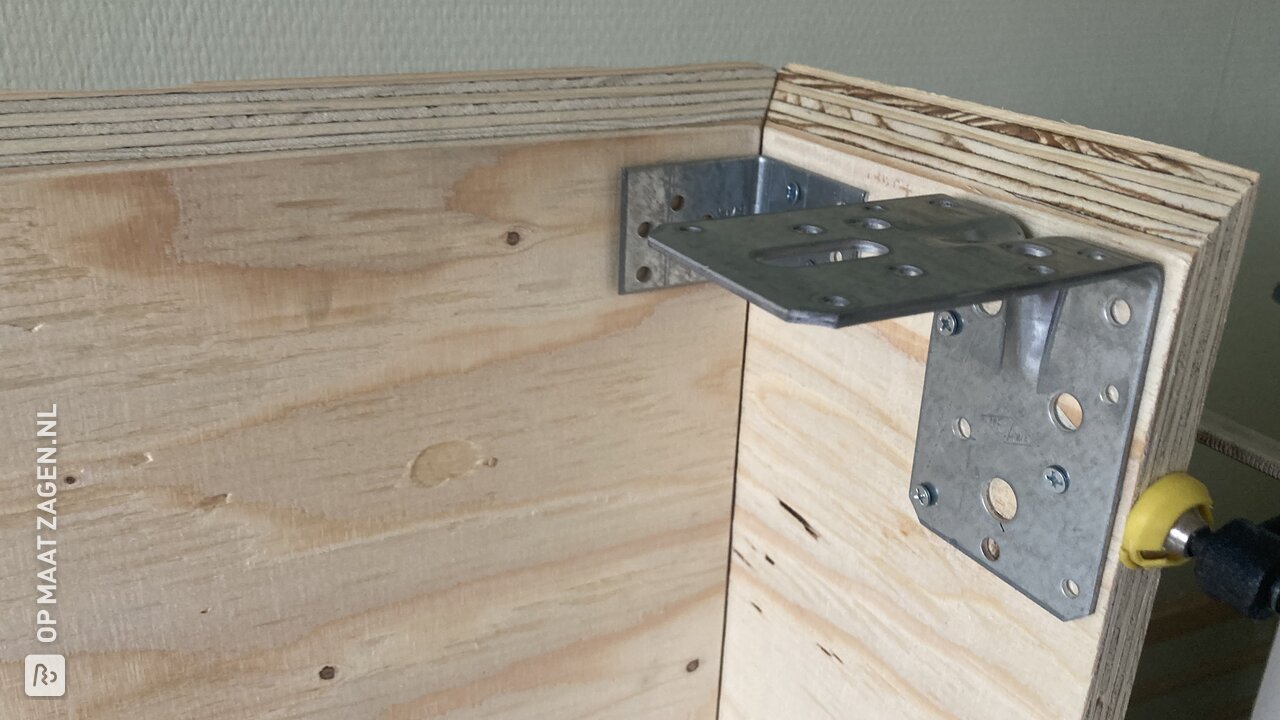 Headboard from underlayment, door Urska