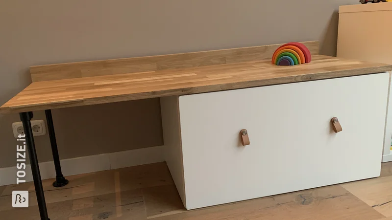 Make your own oak children's desk using the IKEA SMÅSTAD, by Rilana