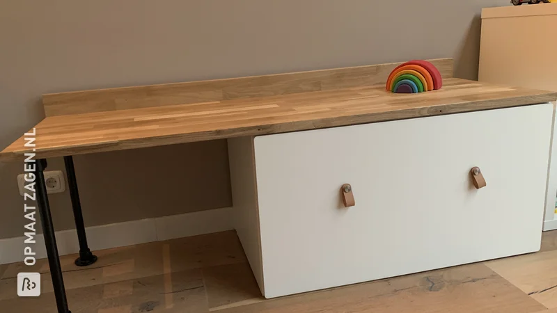 Make your own oak children's desk using the IKEA SMÅSTAD, by Rilana