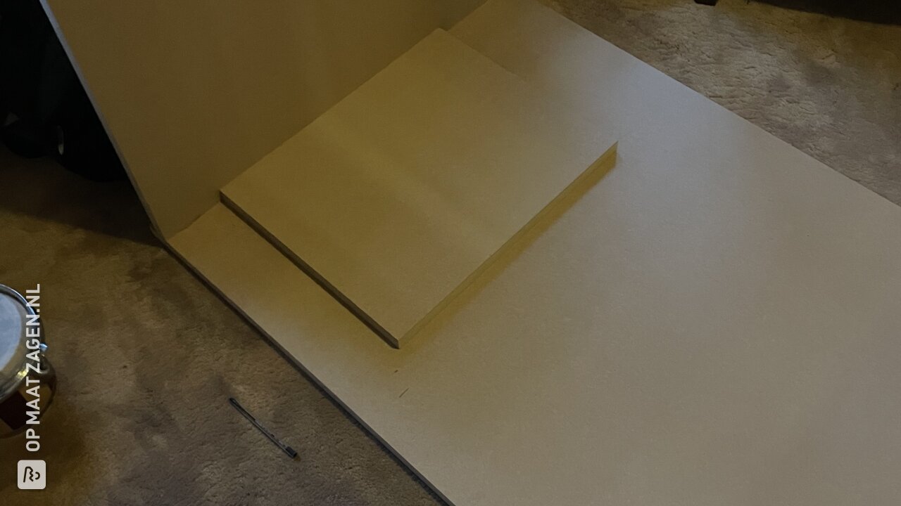 Speeltafel voor de treinbaan van de kinderen, door Niek