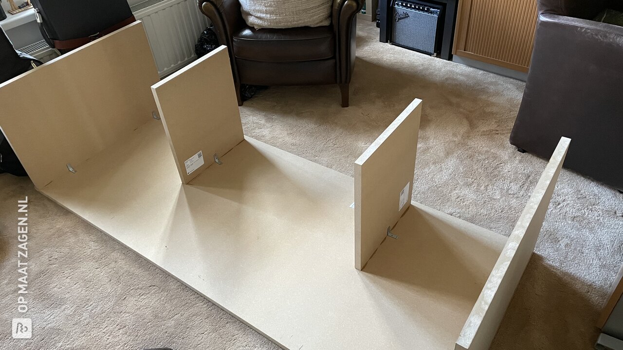Speeltafel voor de treinbaan van de kinderen, door Niek
