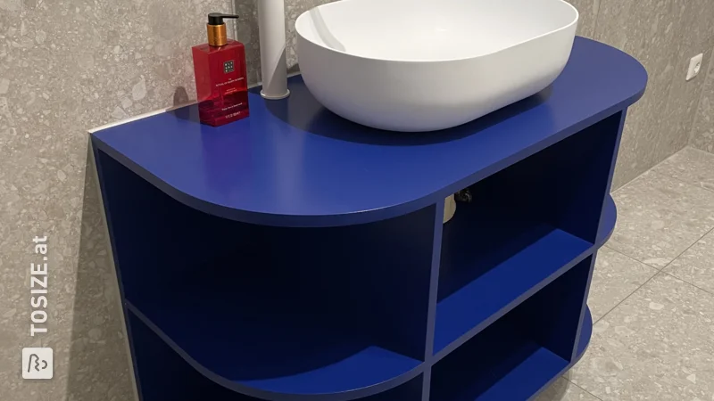 Ein einzigartiges selbstgebautes Badezimmermöbel aus feuchtigkeitsbeständigem MDF von Lisanne