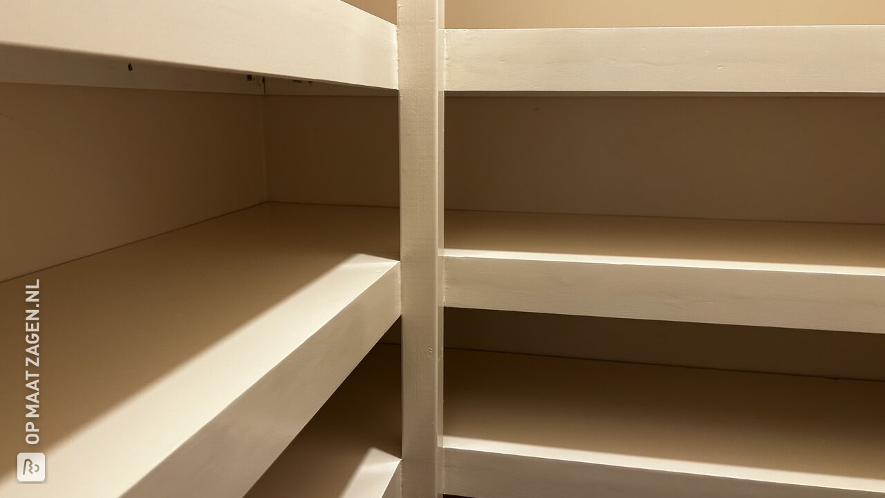 Een zelfgemaakte voorraadkast in een pantry, door Tobias