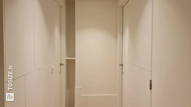 Un motif de carrelage unique dans le couloir avec du contreplaqué scié sur mesure, par Olivier