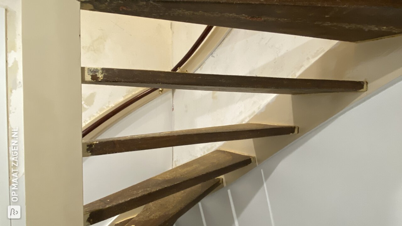 Zelf een open trap naar zolder dichtmaken met gezaagd gegrond MDF, door Kees