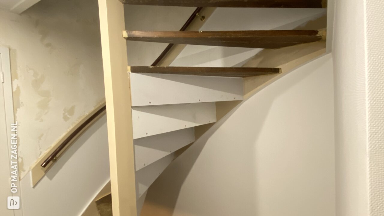 Zelf een open trap naar zolder dichtmaken met gezaagd gegrond MDF, door Kees