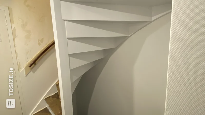 Close an open staircase to the attic yourself with sawn primed MDF, by Kees