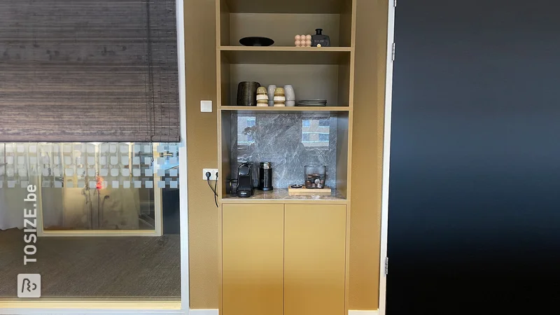 Armoire décorative avec niche à café, par Interieurstudio Airé