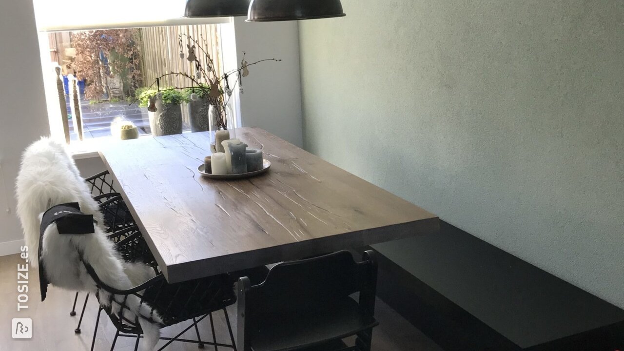 Haz un gran sofá de mesa de comedor lacado en negro de MDF, by Laura