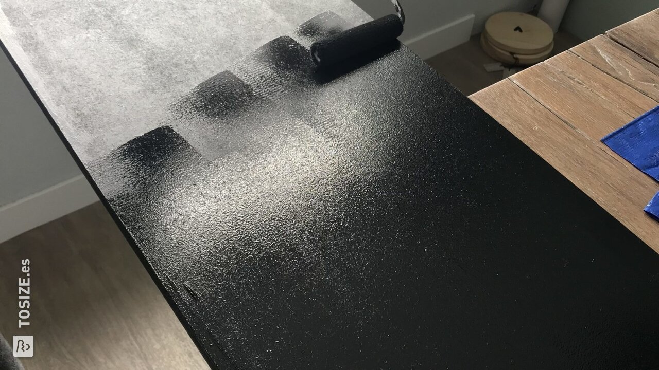 Haz un gran sofá de mesa de comedor lacado en negro de MDF, by Laura