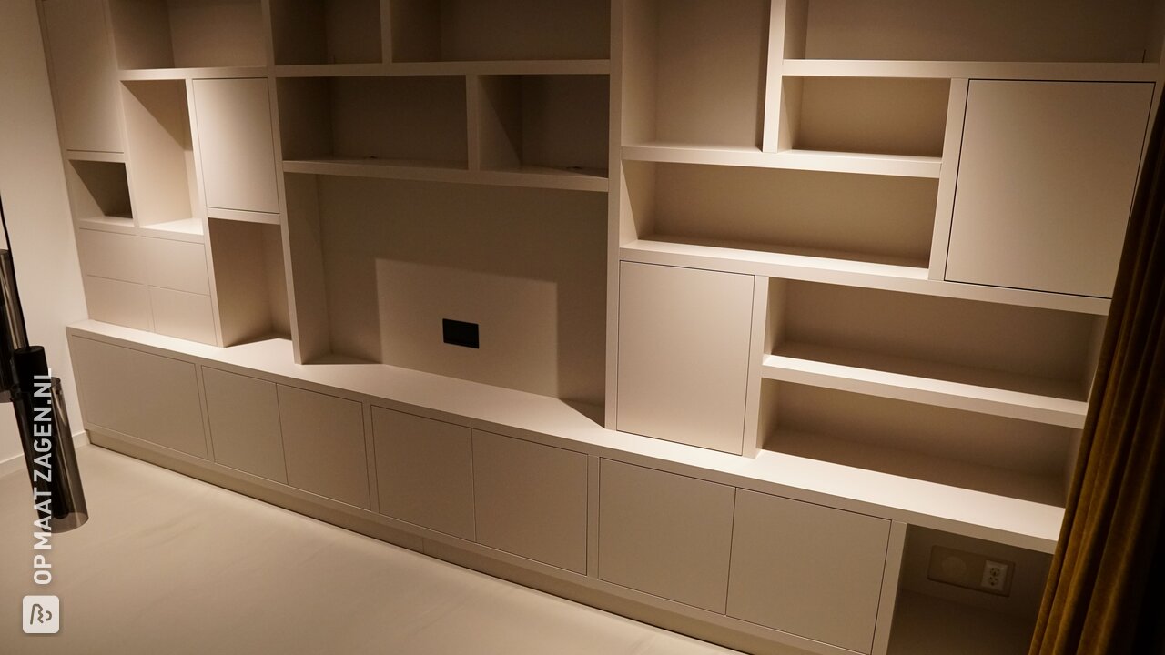 Een zelf ontworpen vakkenkast met TV-nis voor in de woonkamer, door Merijn