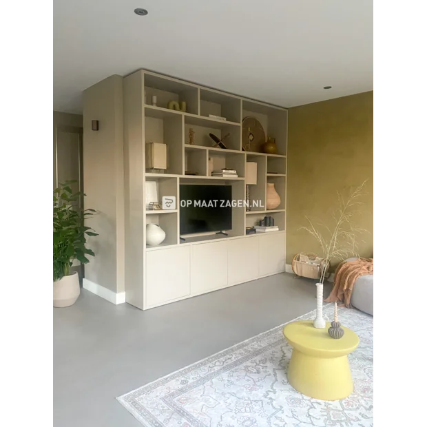 Beige kastenwand met open vakken en deuren