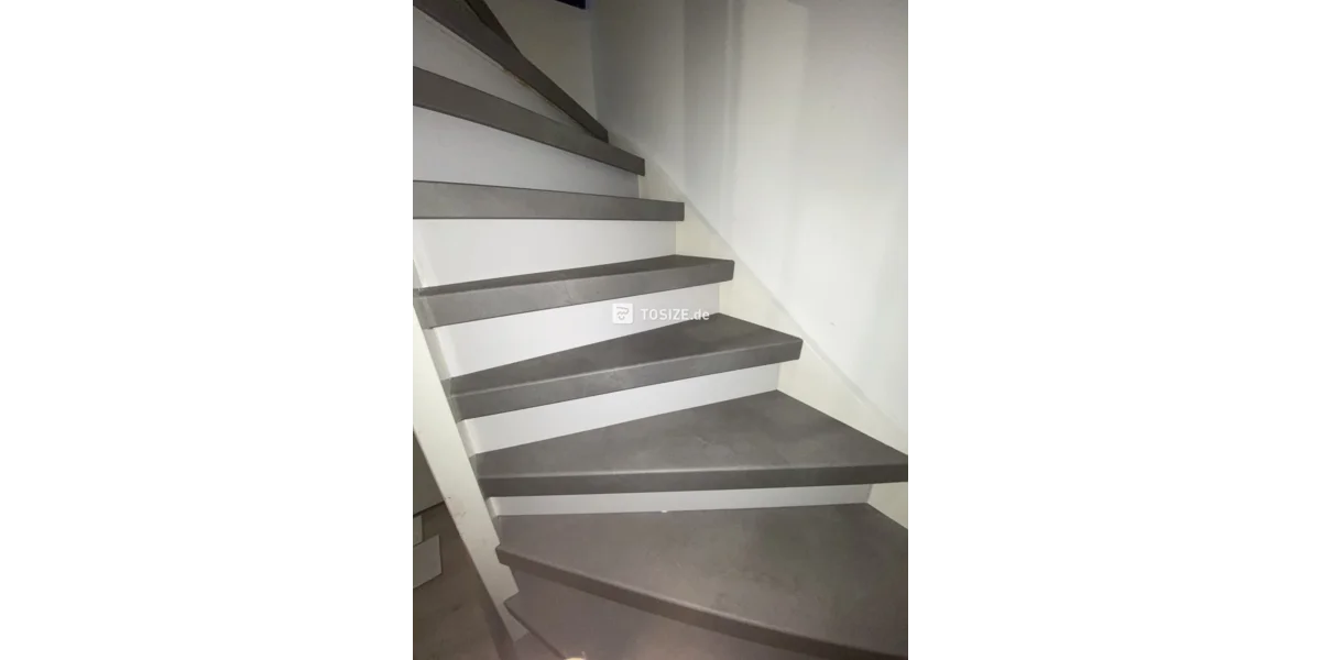 Maßgeschneiderte Setzstufen zum Schließen offener Treppen TOSIZE.de