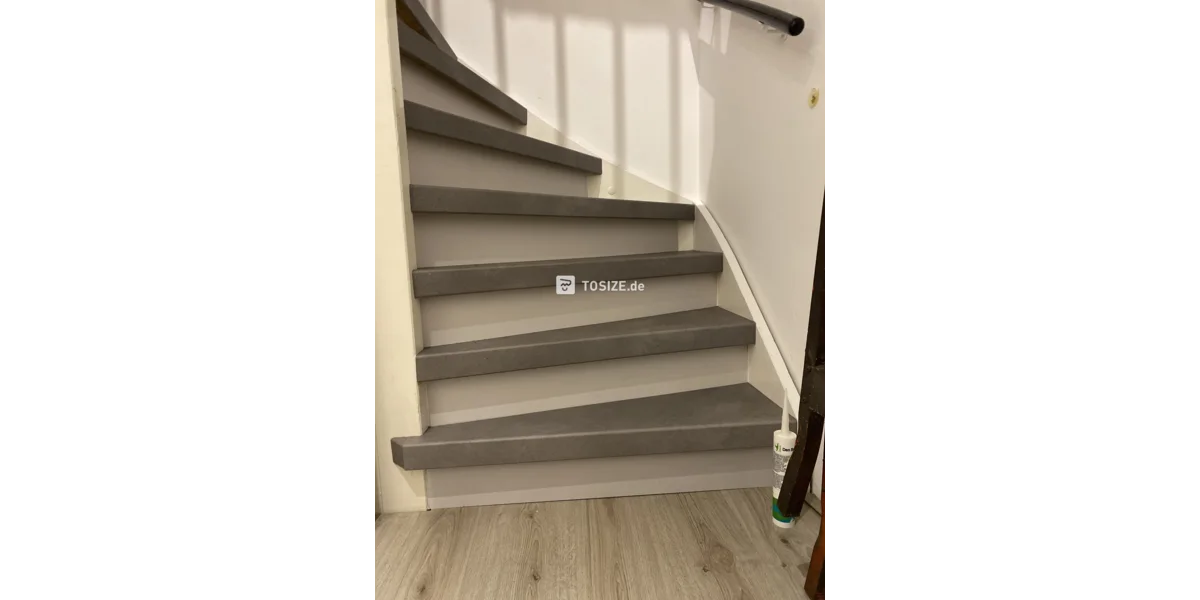 Maßgeschneiderte Setzstufen zum Schließen offener Treppen TOSIZE.de