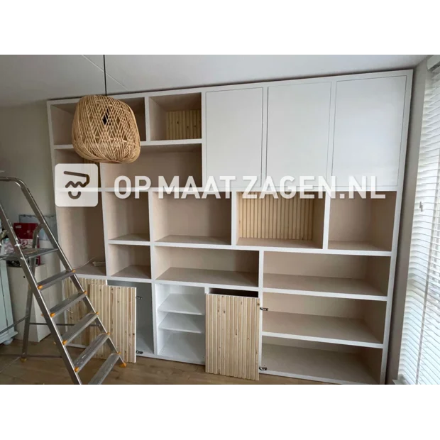 Witte kastenwand met deuren en open vakken