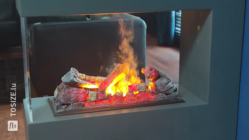 Ein selbstgemachter Raumteiler mit dekorativem Kamin von Adrie