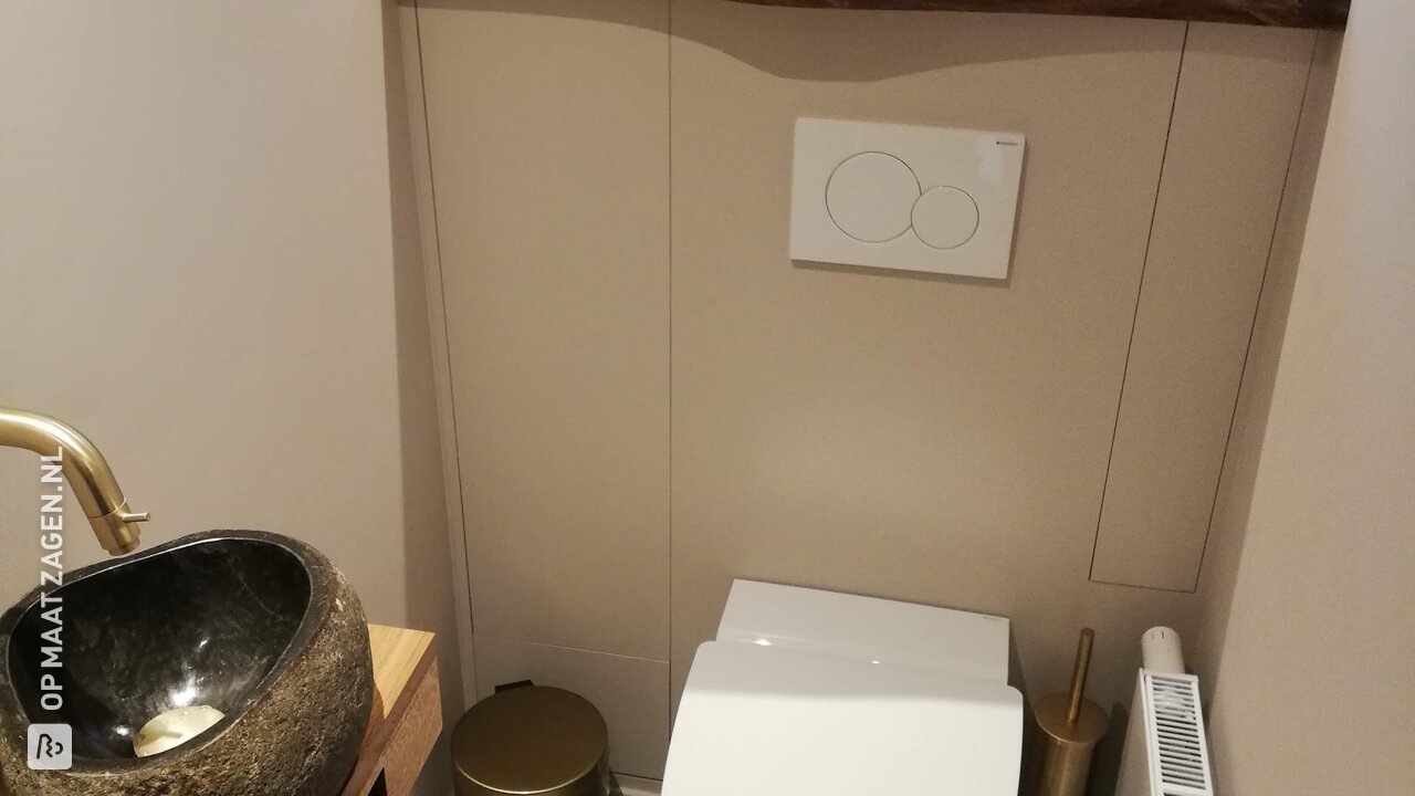 Een zelfgemaakte toilet omkasting met handige opbergvakken, door Geert