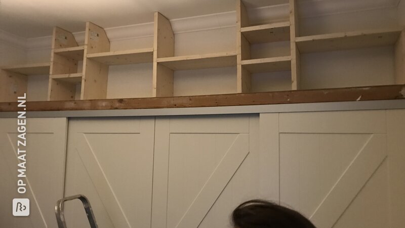 Boeken kast slaapkamer, vuren meubelpanelen 27mm, door Peter