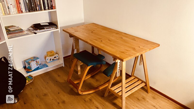 Big DIY office desk on wooden legs, by Ildo